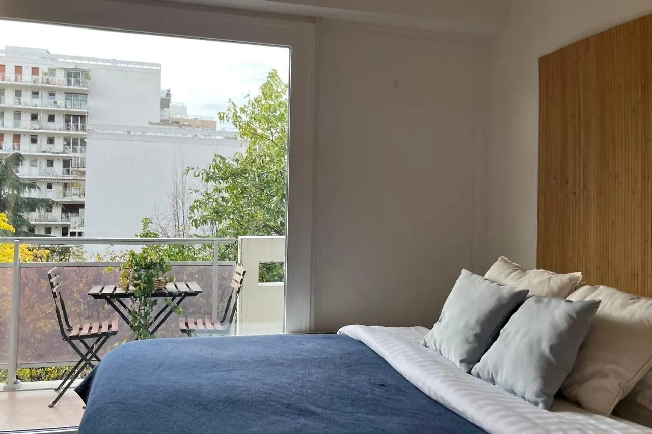 Small Nest With View Of The Eiffel Tower Apartment